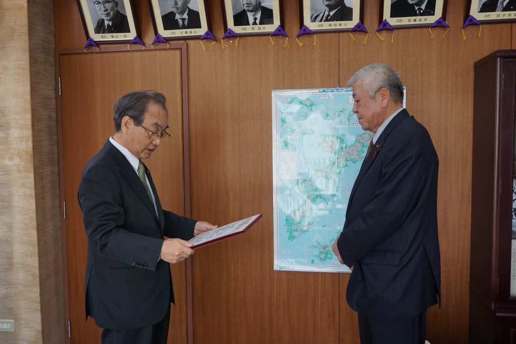 自民党沖縄県連第５次公認予定候補者の「伊佐ミツオ」氏へ公認証の交付を行いました